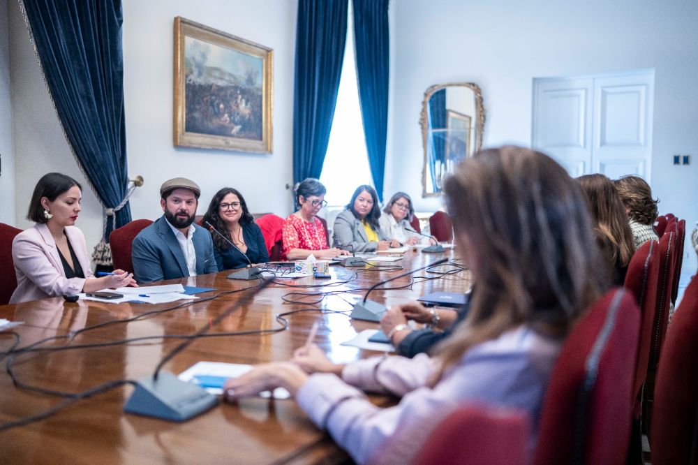 La U. de Chile está representada por las profesoras Fernanda Vera y Soledad Falabella, sentadas al costado de la ministra Antonia Orellana.